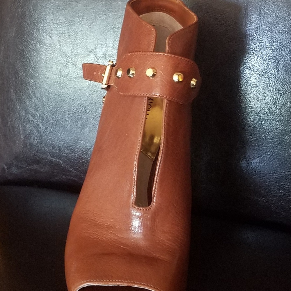 Shoes - Picture 1 of 3